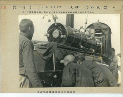 户外游行花车人群观赏.jpg