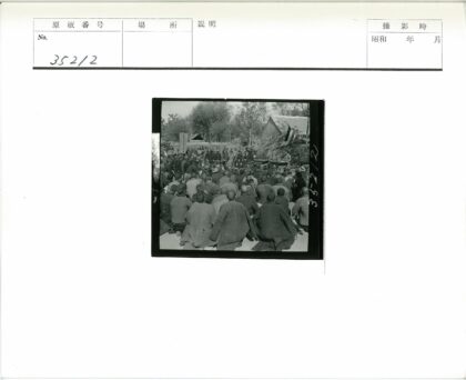 户外演讲活动现场人群树木背景.jpg