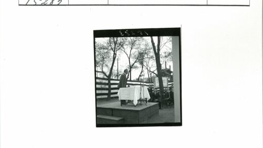 户外演讲现场树影建筑背景.jpg