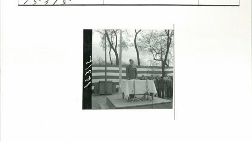户外演讲者麦克风讲台.jpg