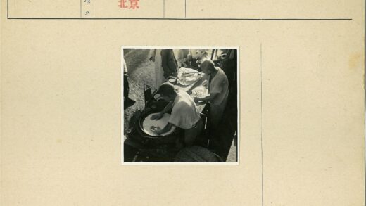 户外烹饪面饼制作场景.jpg