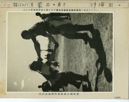 户外牵手漫步草地.jpg