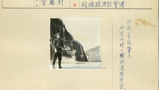 户外猎人持枪雾崖风景.jpg