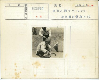 户外理发与持旗人.jpg