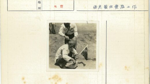 户外理发与持旗人.jpg
