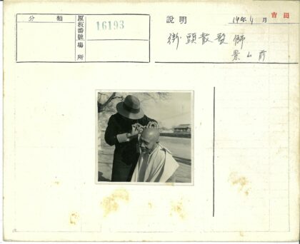 户外理发师与秃头顾客.jpg