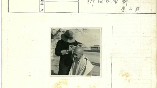 户外理发师与秃头顾客.jpg