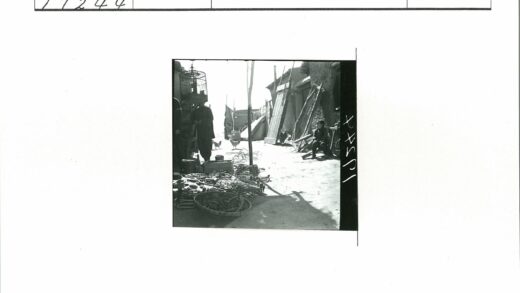 户外男人鸟笼旁工具散落.jpg