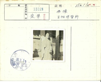 户外石像与建筑风景.jpg