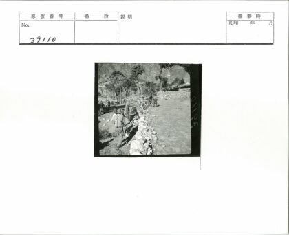户外石墙岩石排列工作场景.jpg