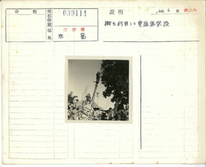 户外石建筑旁人群聚集.jpg