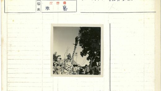户外石建筑旁人群聚集.jpg