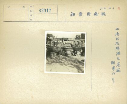 户外石灶与行人传统建筑.jpg
