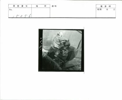 户外石砌地面倒水入木桶.jpg