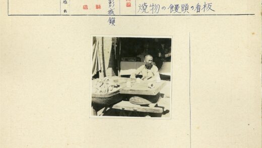 户外砖墙旁餐桌静物.jpg