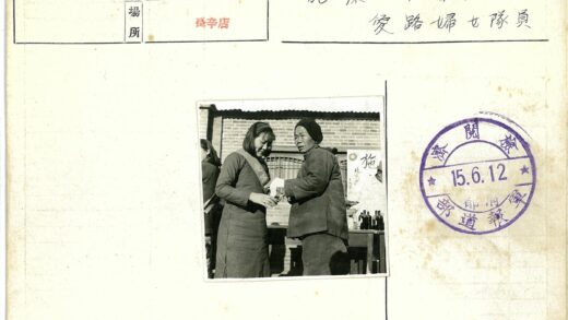 户外砖房前两人手持物品.jpg