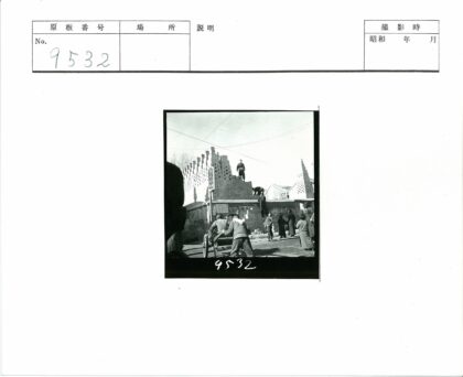 户外砖房建造与木车场景.jpg