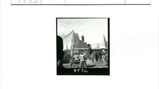 户外砖房建造与木车场景.jpg