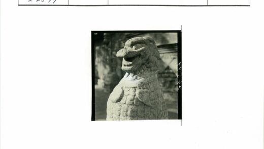户外神话生物石雕特写.jpg