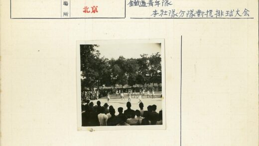 户外篮球赛观众聚集.jpg