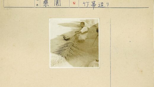 户外编织芦苇的人.jpg