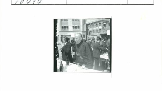 户外聚会与标志建筑合影.jpg