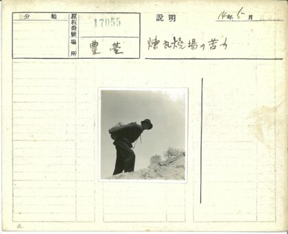 户外背包客站在岩石上.jpg