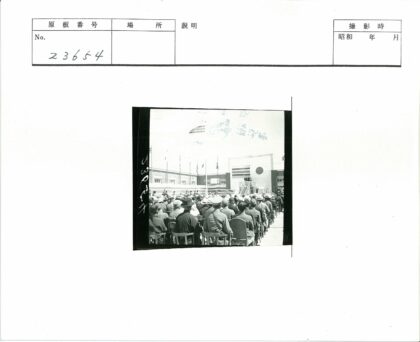 户外舞台观众与旗帜集会.jpg