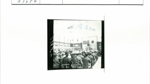 户外舞台观众与旗帜集会.jpg