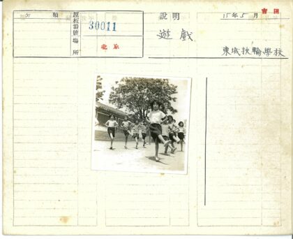 户外舞蹈练习的孩子与自然建筑背景.jpg