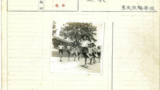 户外舞蹈练习的孩子与自然建筑背景.jpg