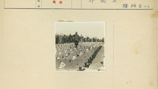 户外艺术展示围观场景.jpg