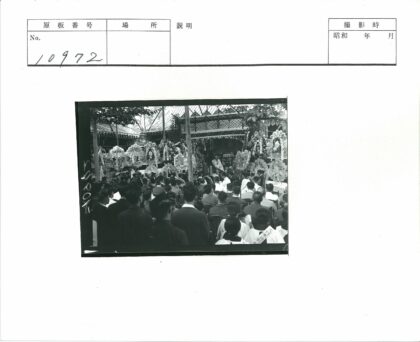 户外花艺装饰人群聚会.jpg