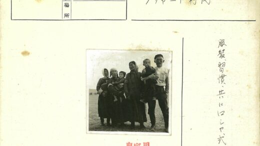户外草地上的三成人三孩子.jpg