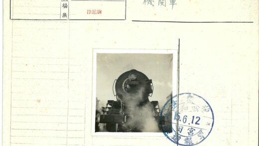 户外蒸汽机车烟雾正面照.jpg