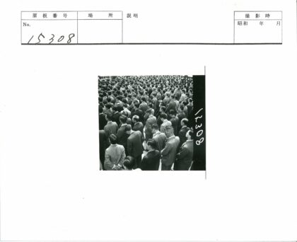 户外西装人群合影.jpg