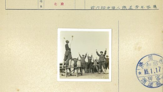 户外运动人群举手建筑背景.jpg