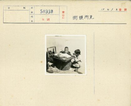 户外野餐的孩子与丰盛餐桌.jpg