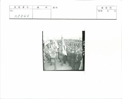 户外铜管乐队与旗帜游行.jpg