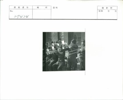 户外铜管乐队砖砌建筑前演奏.jpg