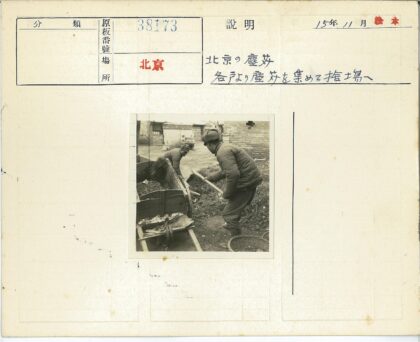 户外铲土工人与砖房背景.jpg