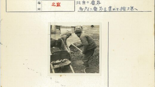 户外铲土工人与砖房背景.jpg