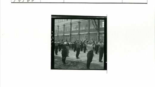 户外锻炼团体在窗前空地上运动.jpg