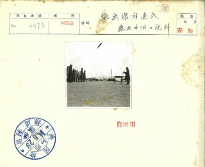 户外长外套人群与讲话者.jpg