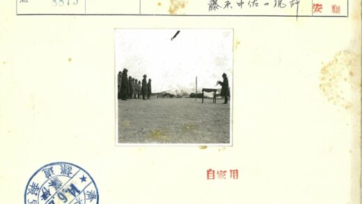 户外长外套人群与讲话者.jpg