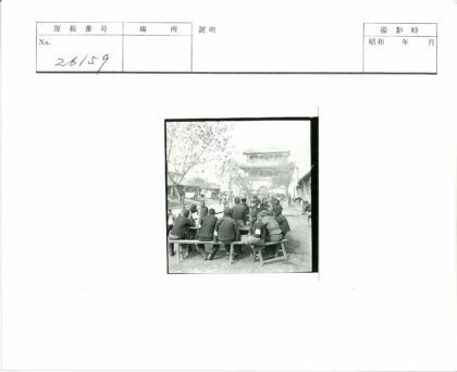 户外长桌聚会与弧形屋顶建筑街景.jpg