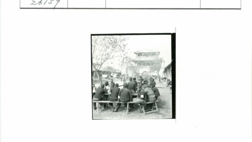 户外长桌聚会与弧形屋顶建筑街景.jpg