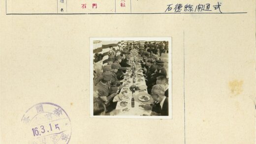户外长桌聚餐与条纹横幅背景.jpg