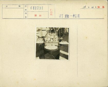 户外阳光下精致小雕像展示.jpg