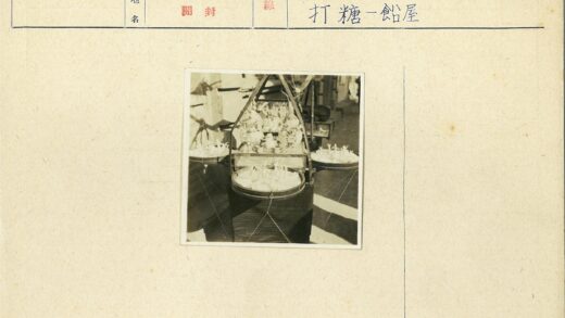 户外阳光下精致小雕像展示.jpg